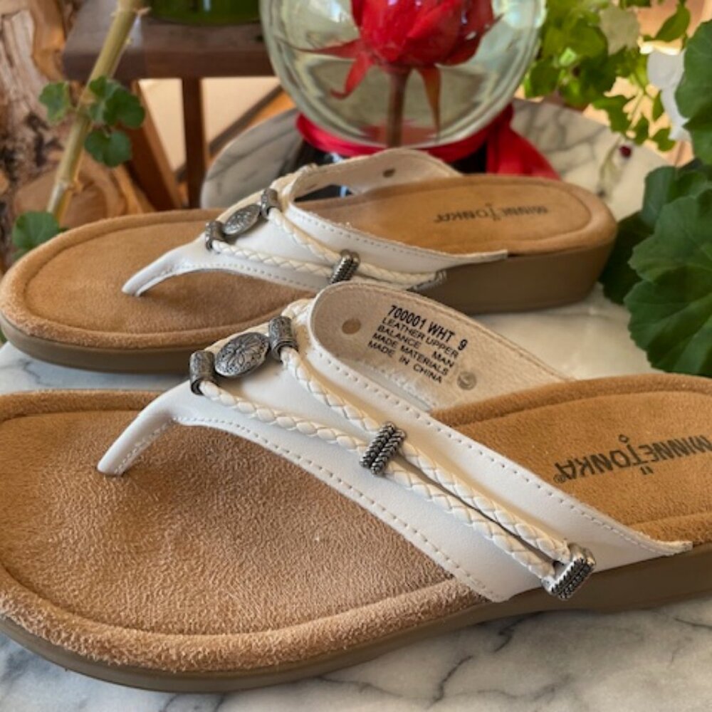 Minnetonka White Siverthorne Leather Sandals flip flops- 9